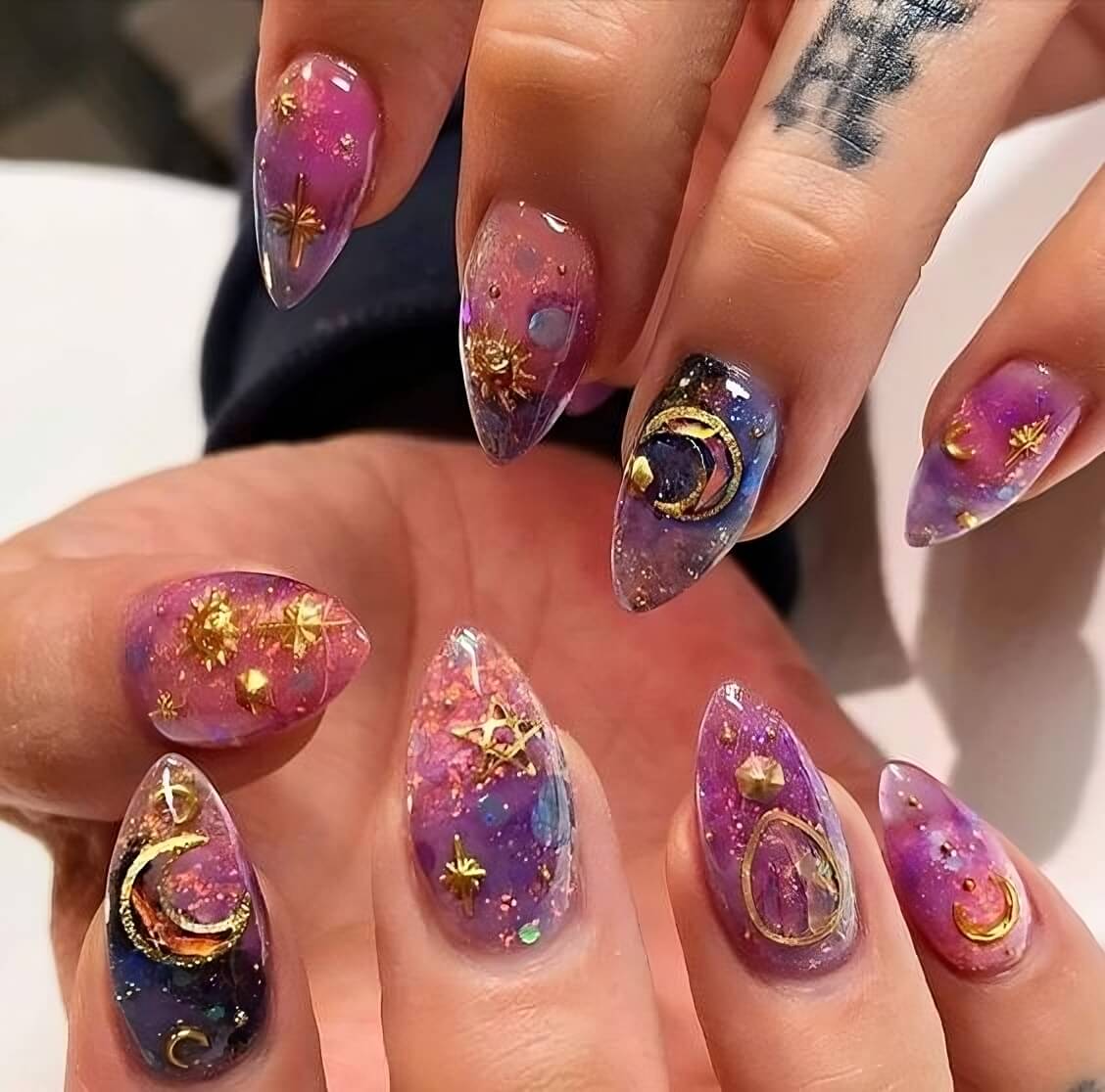 Up your manicure game with these 30 stunning galactic nail art ideas – The Daily Worlds